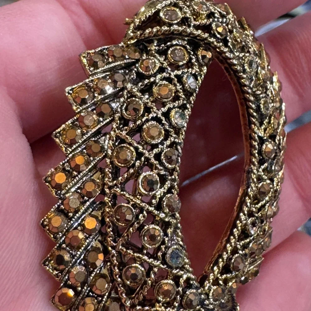 Hollycraft Vintage Gold Tone Amber Rhinestone Oval Wreath Brooch Pin Mid Century